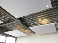 Panneaux acoustiques suspendus avec luminaires integrés